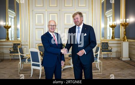 DER HAAG - König Willem-Alexander empfängt Bundesratspräsident Peter Tschentscher im Schloss Noordeinde. Der Bundesrat ist die Vertretung der sechzehn deutschen staaten im deutschen politischen System. Zusammen mit dem Bundestag bildet er den Deutschen Bundestag. ANP POOL FRANK VAN BEEK niederlande raus - belgien raus Stockfoto