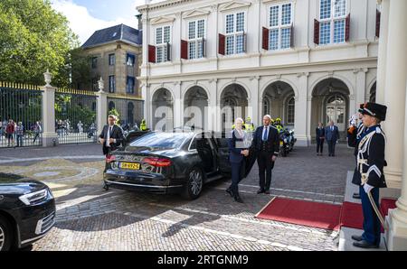 DER HAAG - König Willem-Alexander empfängt Bundesratspräsident Peter Tschentscher im Schloss Noordeinde. Der Bundesrat ist die Vertretung der sechzehn deutschen staaten im deutschen politischen System. Zusammen mit dem Bundestag bildet er den Deutschen Bundestag. ANP POOL FRANK VAN BEEK niederlande raus - belgien raus Stockfoto