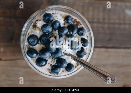 Leckeres Frühstück mit Heidelbeeren Stockfoto