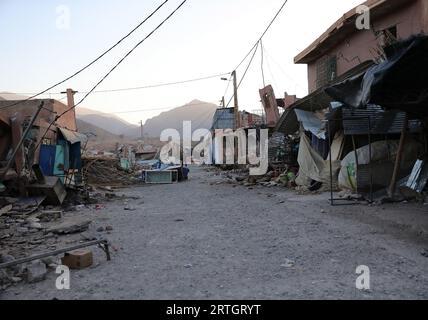 Al Haouz, Marokko. September 2023. Zerstörte Gebäude sind in Talat N'Yaaqoub in der Provinz Al Haouz, Marokko, 12. September 2023 abgebildet. Die Zahl der Todesopfer durch das verheerende Erdbeben in Marokko ist auf 2.901 und die Zahl der Verletzten auf 5.530 gestiegen, so die jüngste Erklärung der marokkanischen Regierung vom Dienstag. Quelle: Wang Dongzhen/Xinhua/Alamy Live News Stockfoto