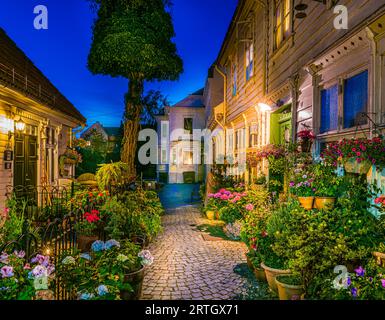 Krybbesmauet, eine kurze Straße in bergen, Norwegen, dekoriert mit vielen Blumen. Stockfoto