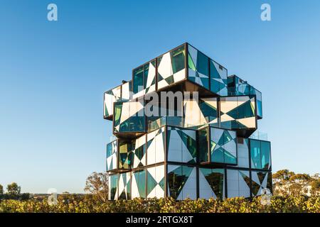 McLaren Vale, Südaustralien - 4. April 2021: The d'Arenberg Cube Building in Vineyards bei Sonnenuntergang. Es umfasst ein Restaurant, einen Weinverkostungsraum, virtuell Stockfoto