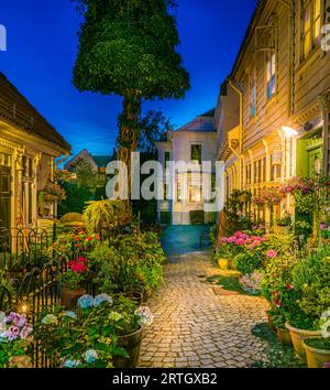 Krybbesmauet, eine kurze Straße in bergen, Norwegen, dekoriert mit vielen Blumen. Stockfoto