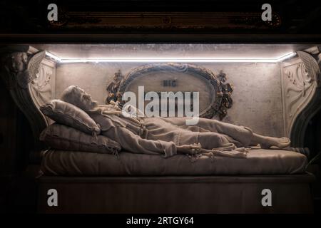 Grabdenkmal von San Benedetto Giuseppe Labre, begraben im linken Querschiff der Kirche Santa Maria ai Monti in Rom, Italien. Stockfoto