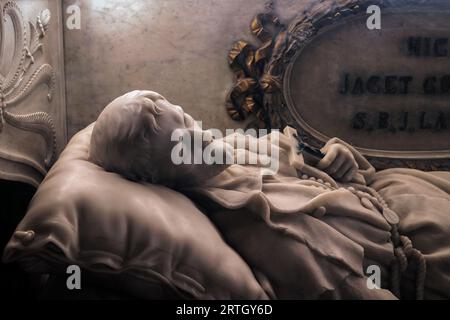 Grabdenkmal von San Benedetto Giuseppe Labre, begraben im linken Querschiff der Kirche Santa Maria ai Monti in Rom, Italien. Stockfoto