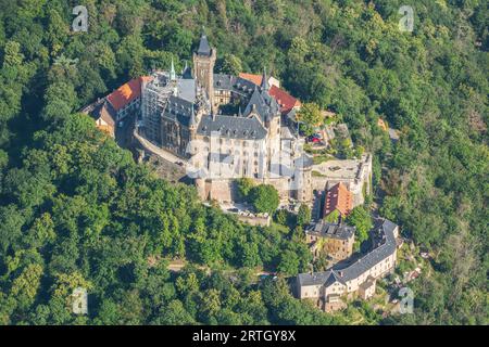 Blick aus der Vogelperspektive auf die Burg Wernigerode, hoch über der Stadt. Gleitschirmfliegen über Wernigerode im Harz, Sachsen-Anhalt, Mitteldeutschland. Stockfoto