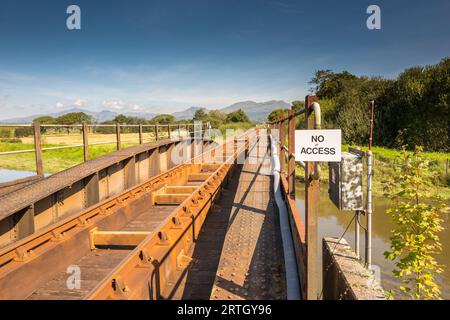 Kein Zutrittsschild an einer eingleisigen Eisenbahnbrücke in Ynys in Nordwales angebracht. Stockfoto