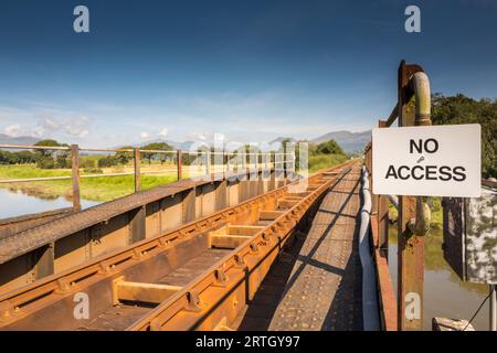 Kein Zutrittsschild an einer eingleisigen Eisenbahnbrücke in Ynys in Nordwales angebracht. Stockfoto