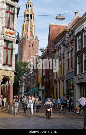 Radfahrer in der Brugstraat im historischen Zentrum von Groningen, AA-kerk, Holland, Europa Stockfoto