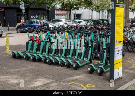 Jelbi Mobilitätsstation am Nollendorfplatz, E-Roller und Mietfahrrad-Parkplatz, Berlin-Schöneberg Stockfoto