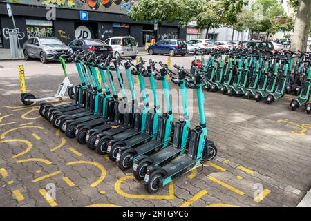 Jelbi Mobilitätsstation am Nollendorfplatz, E-Roller und Mietfahrrad-Parkplatz, Berlin-Schöneberg Stockfoto