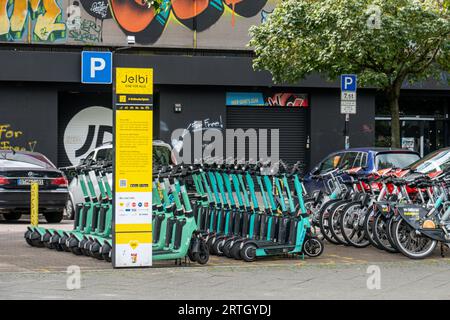 Jelbi Mobilitätsstation am Nollendorfplatz, E-Roller und Mietfahrrad-Parkplatz, Berlin-Schöneberg Stockfoto