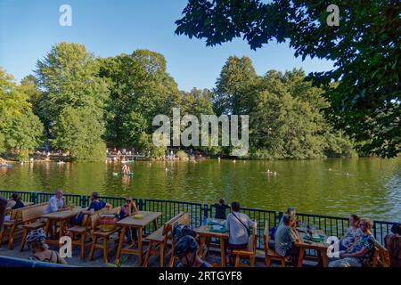 Fischerhütte am Schlachtensee, Biergarten, Badesee, Sommer in Berlin, See, Bezirk Steglitz-Zehlendorf, Grunewald, Berlin, Deutschland, Europa Stockfoto