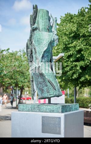 Viladecans, Spanien - 13. September 2023: Skulptur von Hervas Amezcua zu Ehren der Bauern von Viladecans. Stockfoto