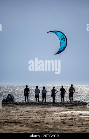 Kitesurfen am Tarifar Beach, Tarifa Spanien Stockfoto