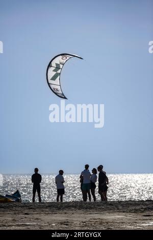 Kitesurfen am Tarifar Beach, Tarifa Spanien Stockfoto