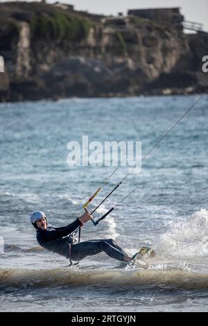 Kitesurfen am Tarifar Beach, Tarifa Spanien Stockfoto