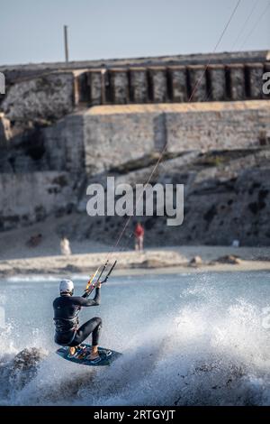 Kitesurfen am Tarifar Beach, Tarifa Spanien Stockfoto