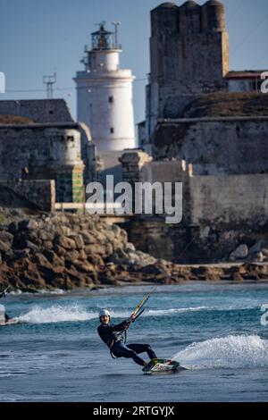 Kitesurfen am Tarifar Beach, Tarifa Spanien Stockfoto