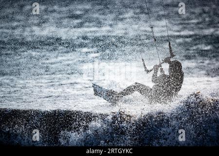 Kitesurfen am Tarifar Beach, Tarifa Spanien Stockfoto