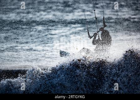 Kitesurfen am Tarifar Beach, Tarifa Spanien Stockfoto