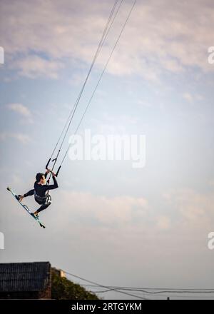 Kitesurfen am Tarifar Beach, Tarifa Spanien Stockfoto