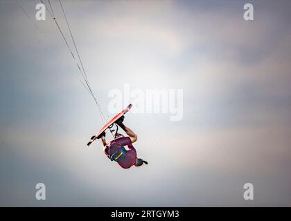 Kitesurfen am Tarifar Beach, Tarifa Spanien Stockfoto