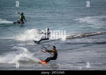 Kitesurfen am Tarifar Beach, Tarifa Spanien Stockfoto