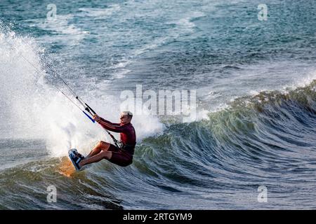 Kitesurfen am Tarifar Beach, Tarifa Spanien Stockfoto