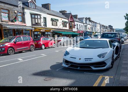 Weißer Lamborghini Aventador SVJ Sportwagen auf der Straße in Porthmadoc, Wales geparkt. Stockfoto