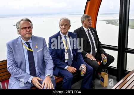 Hanoi, Vietnam. September 2023. Philip Heylen, International Relations & Corporate Affairs Officer Ackermans & van Haaren, Luc Bertrand, Chairman von Ackermans & van Haaren, und Flämischer Ministerpräsident Jan Jambon, die während einer Handelsmission der flämischen Regierung in Vietnam am Mittwoch, den 13. September 2023, abgebildet wurden. BELGA PHOTO DIRK WAEM Credit: Belga News Agency/Alamy Live News Stockfoto