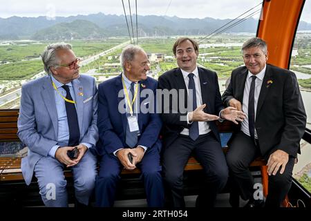 Hanoi, Vietnam. September 2023. Philip Heylen, International Relations & Corporate Affairs Officer Ackermans & van Haaren, Luc Bertrand, Chairman von Ackermans & van Haaren, Bruno Jaspaert, CEO Deep C, und Flämischer Ministerpräsident Jan Jambon, die während einer Handelsmission der flämischen Regierung nach Vietnam am Mittwoch, den 13. September 2023, abgebildet wurden. BELGA PHOTO DIRK WAEM Credit: Belga News Agency/Alamy Live News Stockfoto