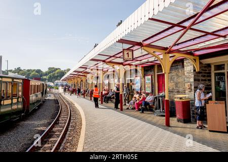 Passagiere warten auf dem ersten Bahnsteig am Bahnhof Porthmadoc auf den Dampfzug. Stockfoto