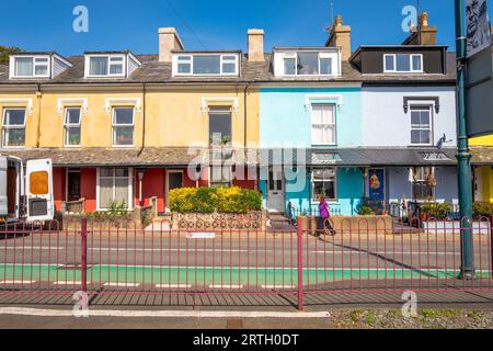 Pastellfarbenes Terrassengebäude an der Hauptstraße von Portmadoc, Gwynedd, Wales. Stockfoto