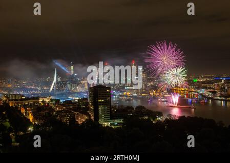 Eindruck des Feuerwerks während der „Wereldhavendagen“ (Welthafentage) in Rotterdam, Niederlande, vom Euromast aus gesehen. Stockfoto