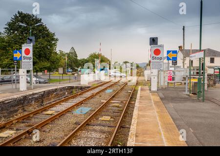 Der Bahnübergang auf der High Street am Bahnhof Porthmadoc, Stockfoto