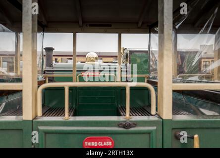 Wagen der dritten Klasse, die von der Ffestiniog Railway und der Welsh Highland Railway für den Personenverkehr vom Bahnhof Porthmadoc verwendet wurden. Stockfoto