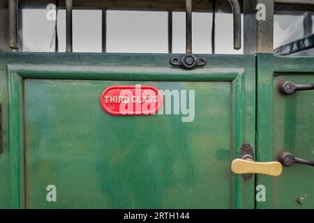 Wagen der dritten Klasse, die von der Ffestiniog Railway und der Welsh Highland Railway für den Personenverkehr vom Bahnhof Porthmadoc verwendet wurden. Stockfoto