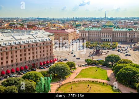 Blick auf St. Isaaksplatz von der Kolonnade von St. Isaaks Kathedrale. Ansicht von oben. St. Petersburg, Russland – 11. September 2023 Stockfoto