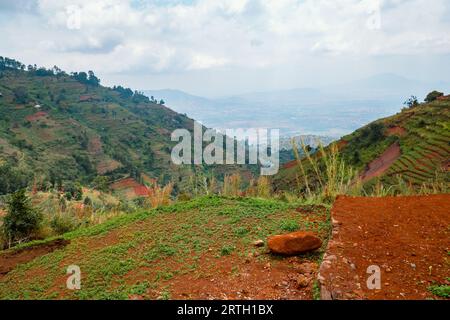 Afrikanische Landschaften mit Häusern und landwirtschaftlichen Betrieben in den Uluguru-Bergen, Tansania Stockfoto