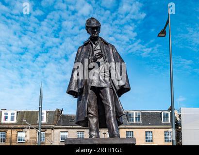 Picardy Place, Edinburgh, Schottland, Vereinigtes Königreich, 13. September 2023, Sherlock Holmes kehrt zurück: die neu renovierte lebensgroße Bronzestatue erinnert an den Geburtsort seines Schöpfers, Sir Arthur Conan Doyle. Es wurde von Black Isle Bronze renoviert. Sally Anderson/Alamy Live News Stockfoto