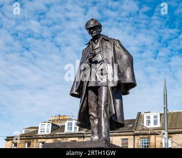 Picardy Place, Edinburgh, Schottland, Vereinigtes Königreich, 13. September 2023, Sherlock Holmes kehrt zurück: die neu renovierte lebensgroße Bronzestatue erinnert an den Geburtsort seines Schöpfers, Sir Arthur Conan Doyle. Es wurde von Black Isle Bronze renoviert. Sally Anderson/Alamy Live News Stockfoto