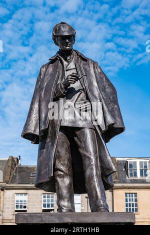 Picardy Place, Edinburgh, Schottland, Vereinigtes Königreich, 13. September 2023, Sherlock Holmes kehrt zurück: die neu renovierte lebensgroße Bronzestatue erinnert an den Geburtsort seines Schöpfers, Sir Arthur Conan Doyle. Es wurde von Black Isle Bronze renoviert. Sally Anderson/Alamy Live News Stockfoto