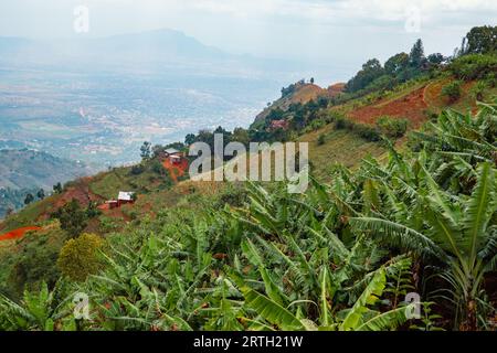 Afrikanische Landschaften mit Häusern und landwirtschaftlichen Betrieben in den Uluguru-Bergen, Tansania Stockfoto