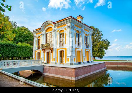 Eremitage Pavillon in Peterhof, Unterer Park. Peterhof, St. Petersburg, Russland – 12. September 2023. Stockfoto