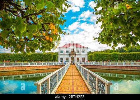 Marly Palace in Peterhof, Lower Park. Peterhof, St. Petersburg, Russland – 12. September 2023. Stockfoto