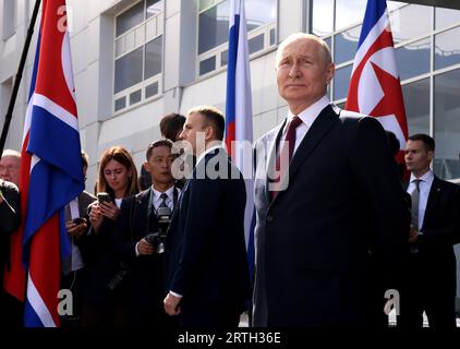 Amur, Russische Föderation. September 2023. Der russische Präsident Wladimir Putin wartet auf die Ankunft des nordkoreanischen Führers Kim Jong-un am 13. September 2023 im Wostochny-Kosmodrom in der russischen Region Amur. Die Gespräche zwischen den beiden Führern könnten zu einem Waffenabkommen führen, da der nordkoreanische Führer Kim Jong UN dem russischen Präsidenten Wladimir Putin die "unerschütterliche Unterstützung" seines Landes für Russlands "heiligen Kampf" angeboten hat. Kim sagte, Nordkorea werde in seinem "Kampf gegen den Imperialismus" "immer bei Moskau stehen". Foto von Kreml POOL/Credit: UPI/Alamy Live News Stockfoto