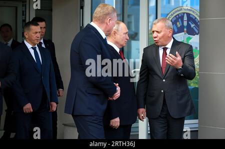 Der russische Präsident Wladimir Putin (C-R) spricht mit dem Vorsitzenden der Russischen Raumfahrtbehörde Roscosmos Juri Borisov (R), während er die Ankunft des nordkoreanischen Führers Kim Jong-un am 13. September 2023 im Wostochny Cosmodrome in der russischen Region Amur abwartet. Die Gespräche zwischen den beiden Führern könnten zu einem Waffenabkommen führen, da der nordkoreanische Führer Kim Jong UN dem russischen Präsidenten Wladimir Putin die "unerschütterliche Unterstützung" seines Landes für Russlands "heiligen Kampf" angeboten hat. Kim sagte, Nordkorea werde in seinem "Kampf gegen den Imperialismus" "immer bei Moskau stehen". Foto vom Kreml POOL/UPI Stockfoto