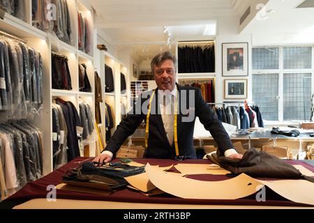 Richard Anderson, der seit 34 Jahren an Savile Row arbeitet, maßgeschneiderter Anzug-Hersteller und Schneiderhändler bei Savile Row, Mayfair, London, Großbritannien Stockfoto