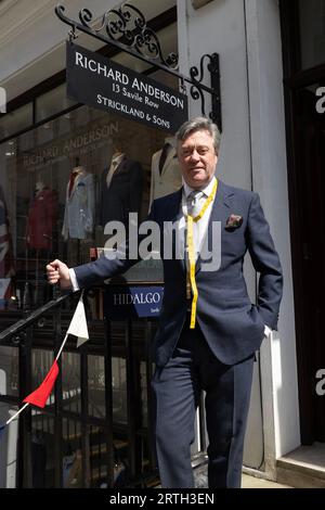 Richard Anderson, der seit 34 Jahren an Savile Row arbeitet, maßgeschneiderter Anzug-Hersteller und Schneiderhändler bei Savile Row, Mayfair, London, Großbritannien Stockfoto